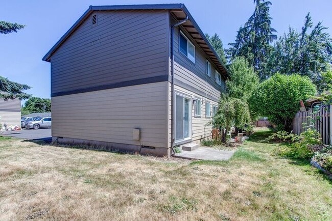 Building Photo - 3 bedroom 2 bath townhouse downtown Hillsboro!