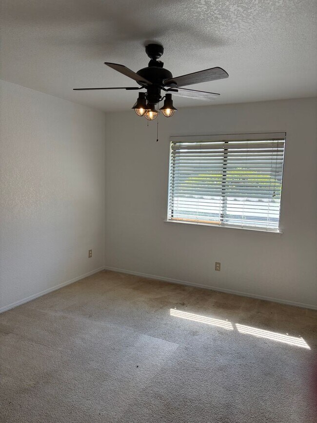 Building Photo - Exceptional 3 bedroom plus Loft or 4th bedroom