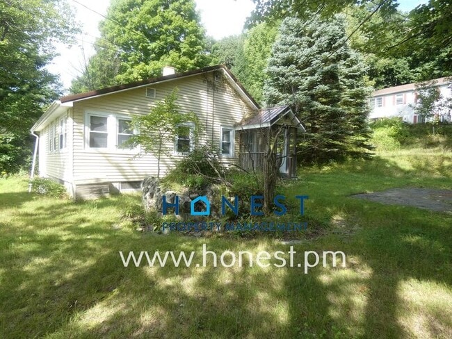 Building Photo - 523 Memorial Dr