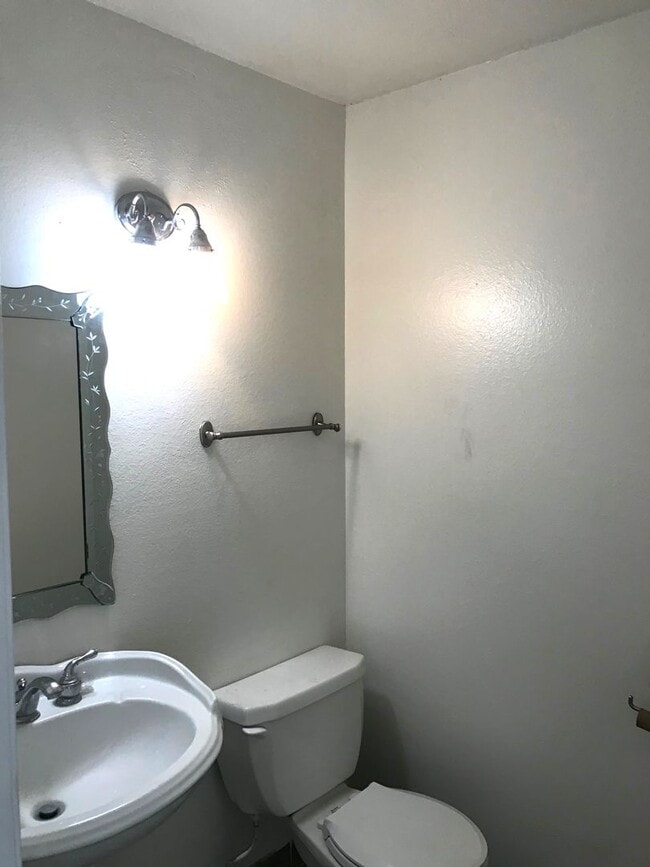 Building Photo - 3 Bedroom Townhome for Lease in Highly Des...