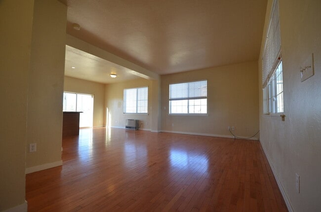 Building Photo - Hardwood floors, Master Suite, Great Storage!