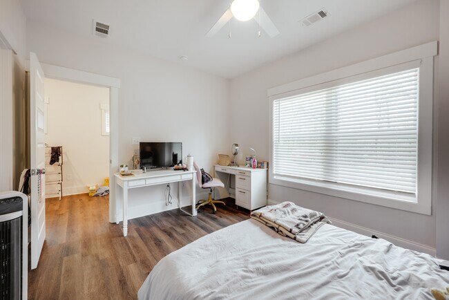 Building Photo - 372 Arch St