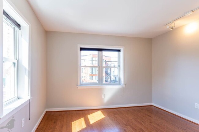 Building Photo - Bright One Bedroom Gem in Columbia Heights!