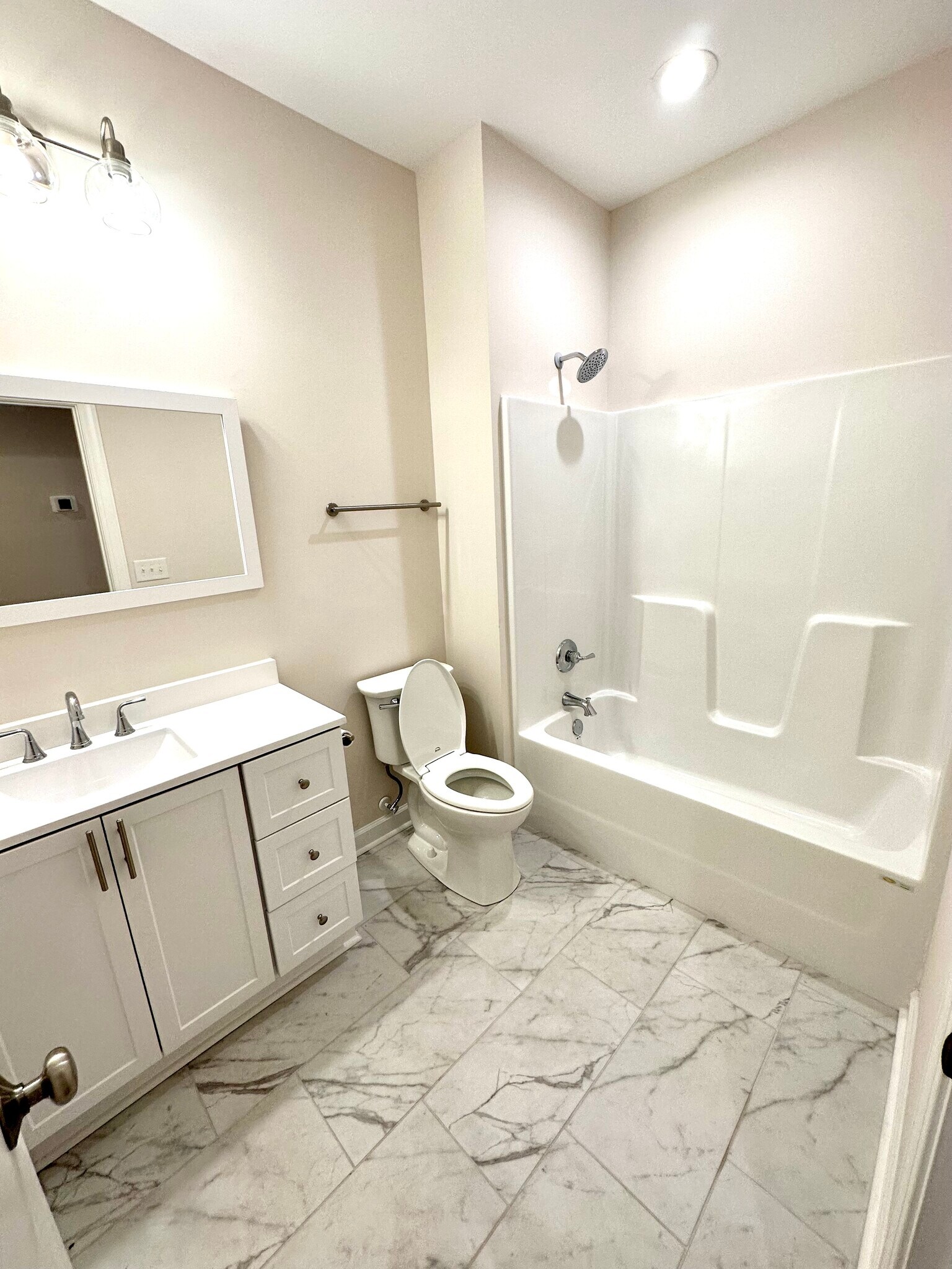 Hall Bath - 4119 Peachtree Ave