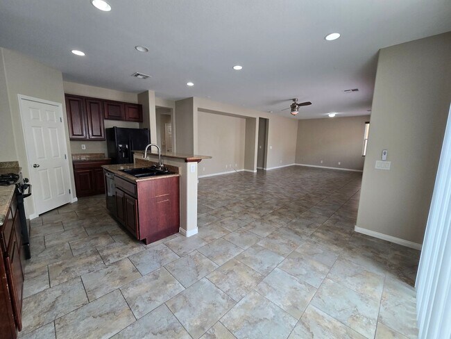 Building Photo - 4 BED, 2 1/2 BATH, 2 STORY HOME!!