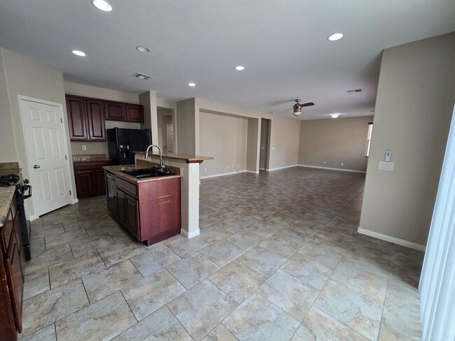 Building Photo - 5 BED, 2 1/2 BATH, 2 STORY HOME!!