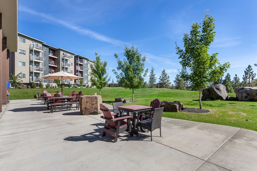 Outdoor Lounge - City View