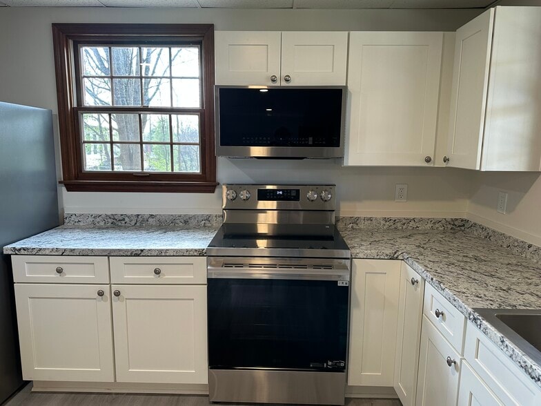 Building Photo - 1230 Stonewall Jackson Dr