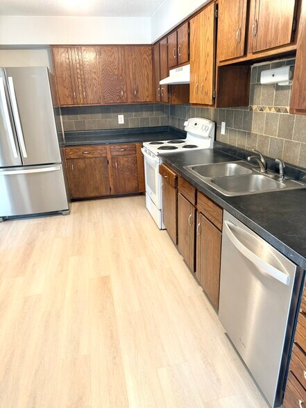 New stainless steel appliances - 6531 Channel Rd NE