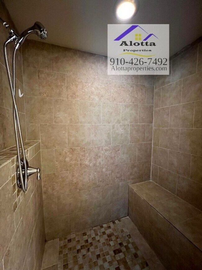 Building Photo - 3662 Golfview Rd