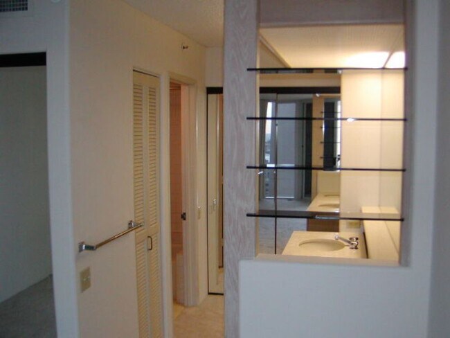 Building Photo - Immaculate 2/2/2 with Downtown and Ocean Views