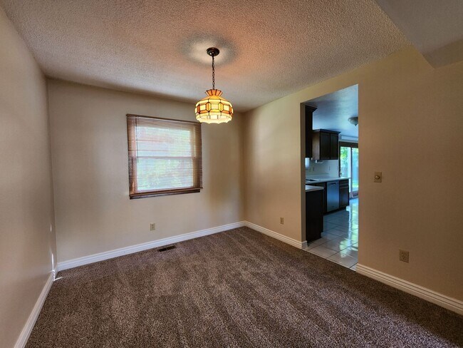 Building Photo - Beautiful 4 Bedroom Home on Cul Du Sac Wit...