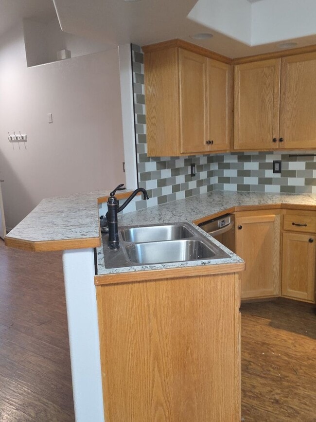 Building Photo - 3-bedroom, 2-bathroom home with an additional office