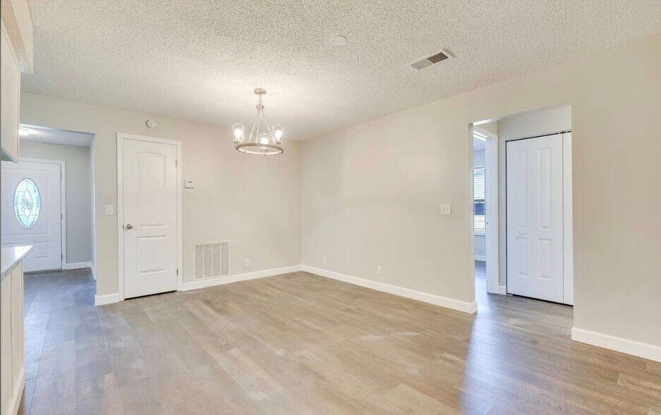 Building Photo - 6241 Cranberry Ln E
