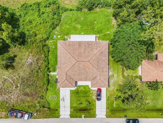 Building Photo - 2412 Millie Ave S