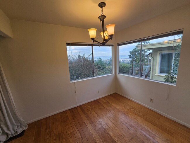 Building Photo - 3 bed/2 bath house in Kensington with Views