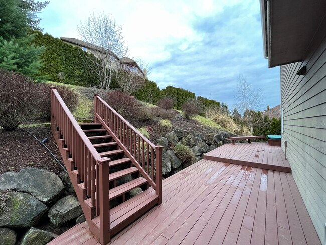 Building Photo - Immaculate 4 bedroom, 3.5 bathroom, tri-level Home in Tigard!! Expansive Views, Office space, Gam...