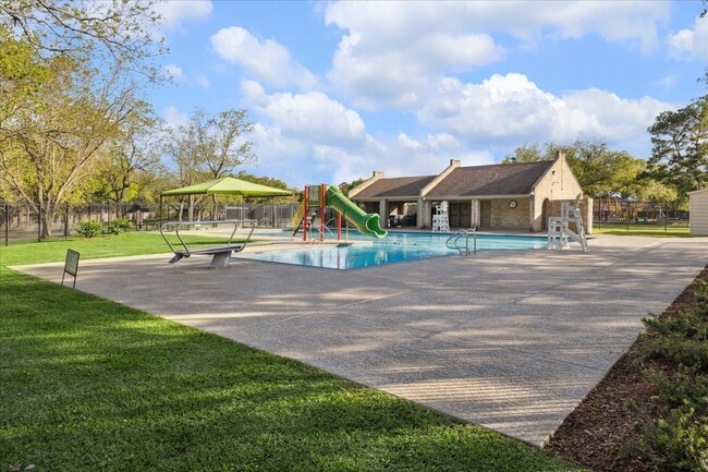 Building Photo - 2824 Meadow Brook Ct