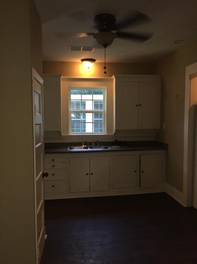 Building Photo - 916 N Austin St