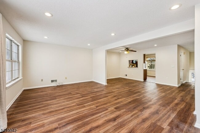 Building Photo - 1075 Ash Dr