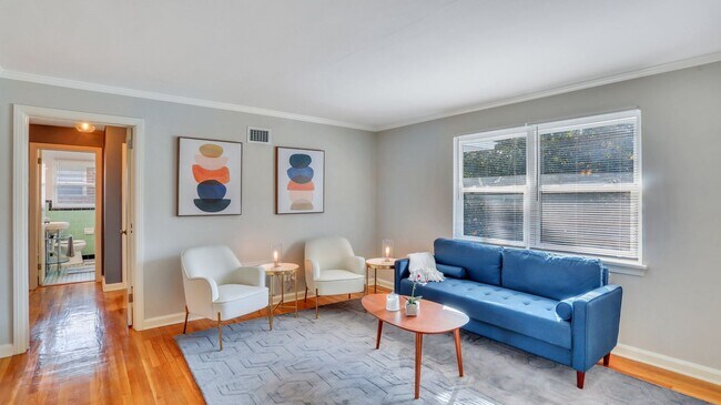 Building Photo - Beautifully renovated Move-in Ready 2bed 1...