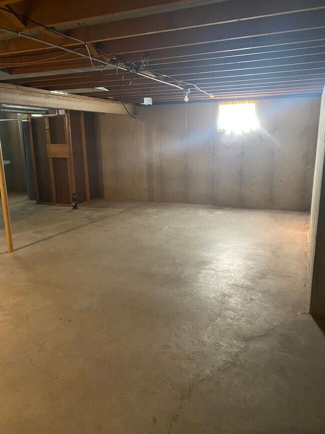 Building Photo - 2325-2327 Victoria Dr SW