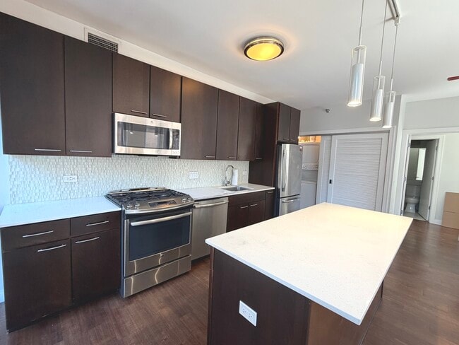 Building Photo - 845 N State St