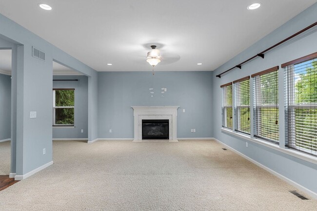 Building Photo - Stunning Former Display Home on a Quiet Cu...