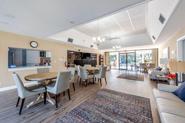 Building Photo - 4143 Palm Forest Dr N