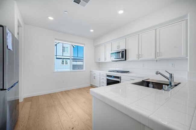 Building Photo - $3595.00 - Newer Large 3/2.5 Townhome in B...