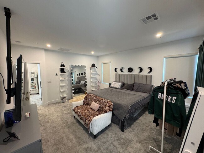 Building Photo - Modern Furnished 3 Bedroom Townhome in Pri...