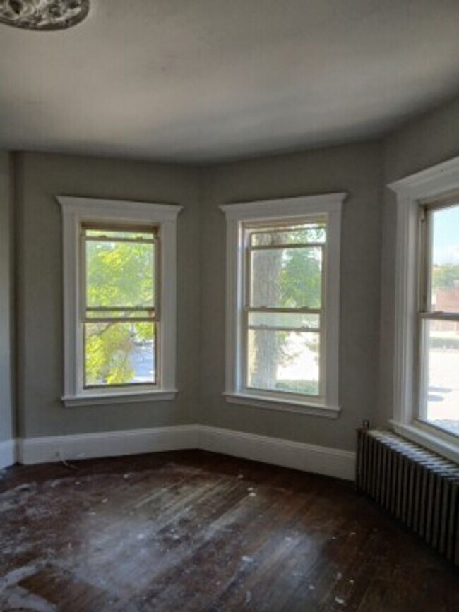 Building Photo - Allston 4.5 Bed  2 Bath - 9/1