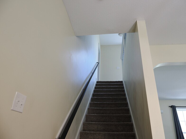 Building Photo - 611 Winfall Dr