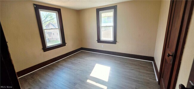 Building Photo - 147 Brighton Dr