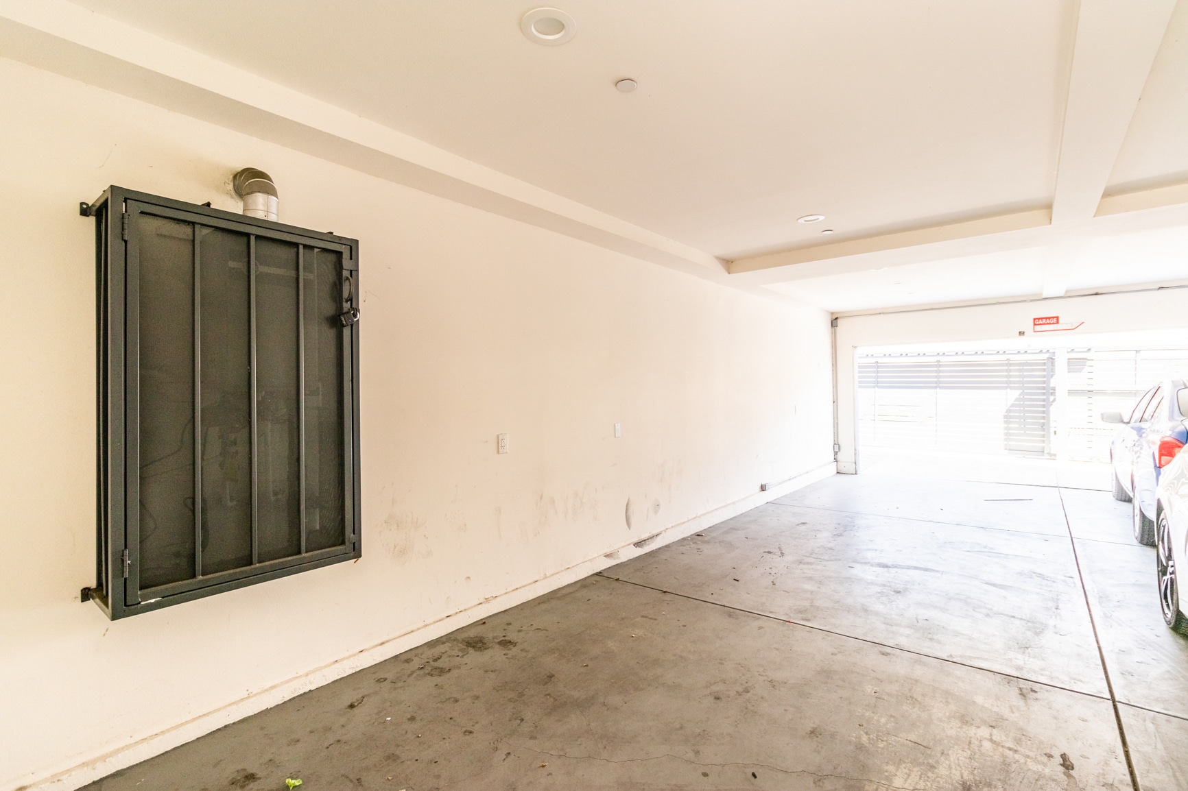 Building Photo - 622 N Serrano Ave