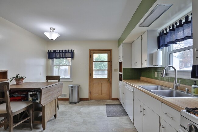 Building Photo - 714 Island Ct