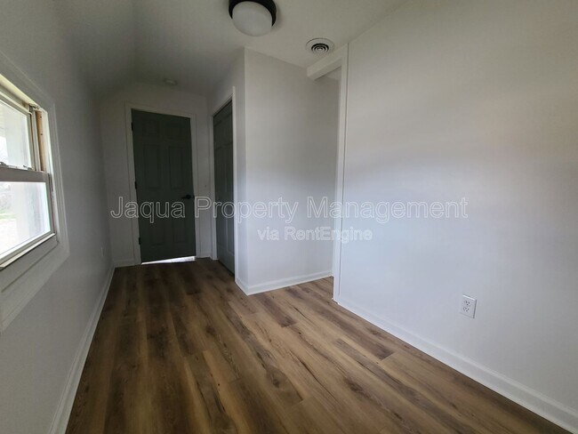 Building Photo - 556 Broadway St