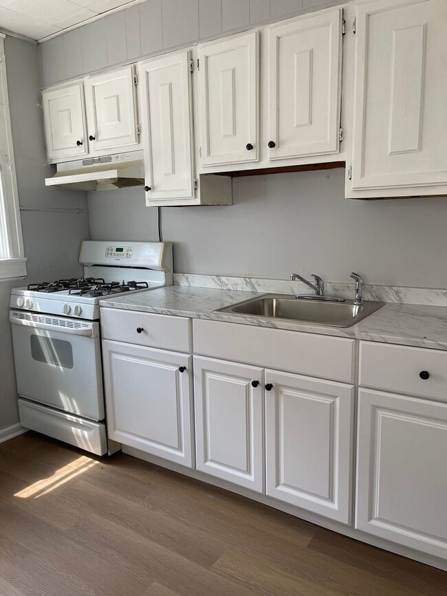 Building Photo - Lovely 3-bedroom townhome near 69th St.