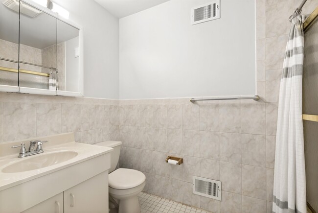 Building Photo - 519 3rd St