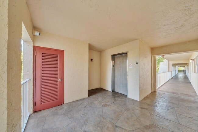Building Photo - 1035 Country Club Dr