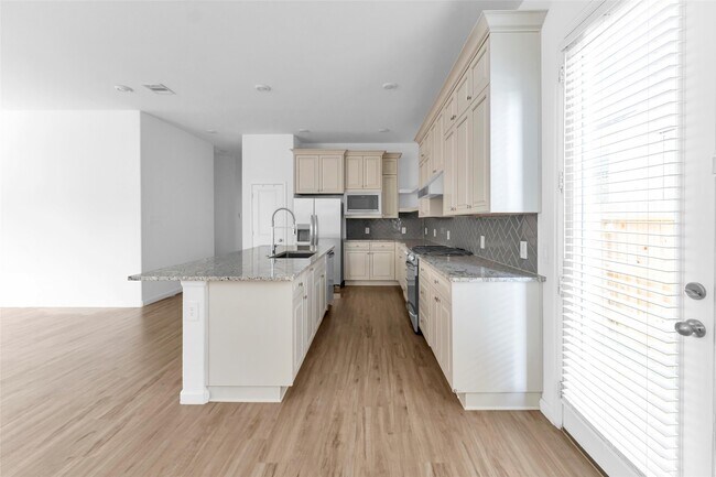 Building Photo - 1426 Northwood Blf Ln