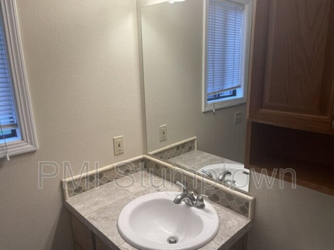 Building Photo - 14745 SW Surrey Ct