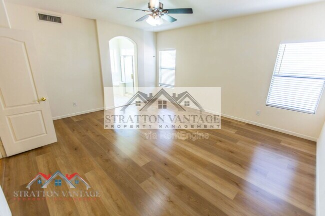 Building Photo - 960 E Constitution Dr