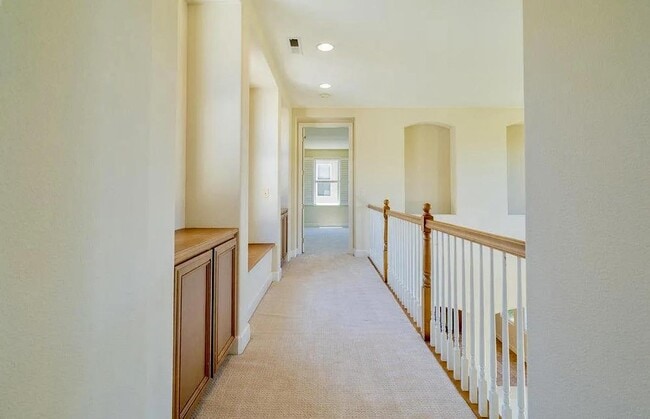 Building Photo - 2520 Club Dr