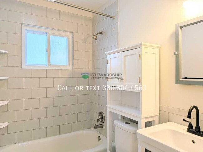 Building Photo - 2881 Archwood Pl