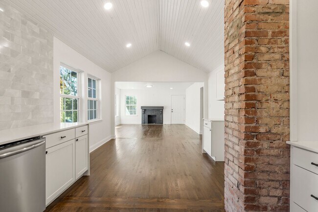 Building Photo - Stunning 2 Bedroom 2 Bath in the heart of Tulsa!