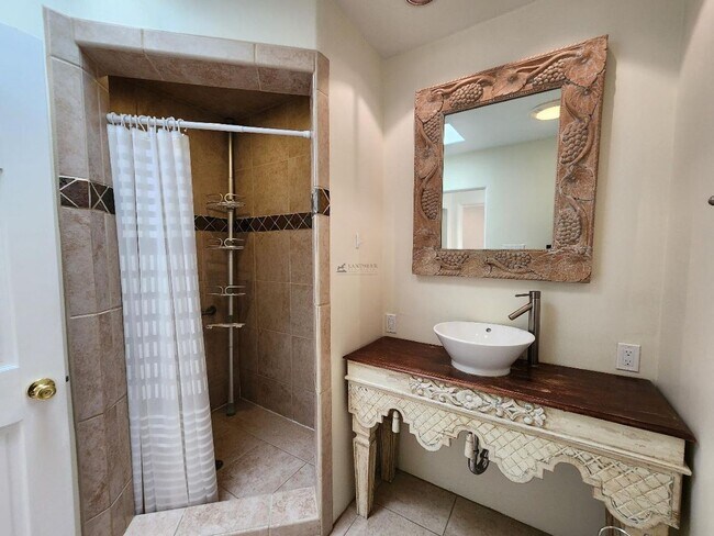 Building Photo - 549 Agua Fria St