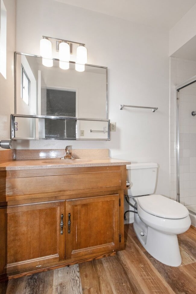 Building Photo - Available Now! Spacious 3BR, 2BA, 1,76sq.f...