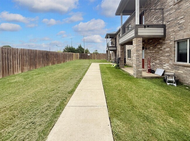 Building Photo - 512 E Hazelwood St