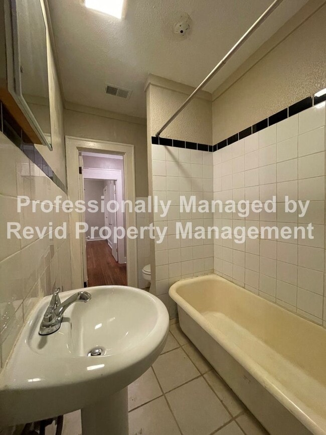 Building Photo - Great 2 Bedroom with large balcony!